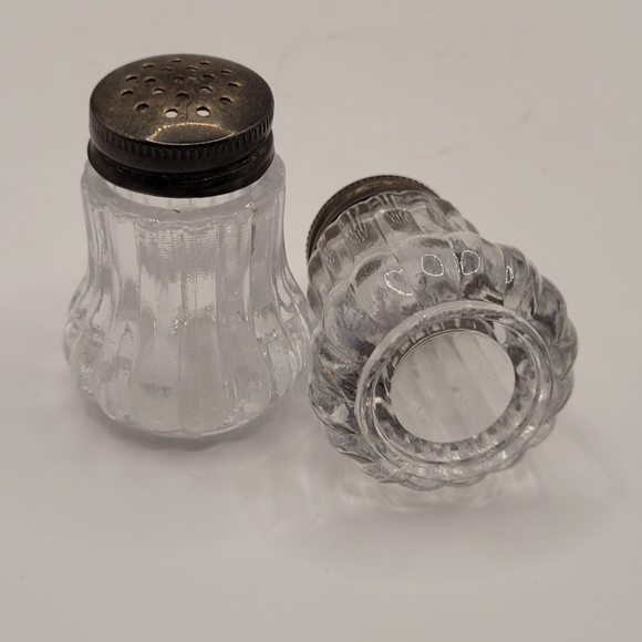 Vintage Clear Acrylic Plastic Mini Salt & Pepper Shakers Metal Lid - Picture 3 of 5
